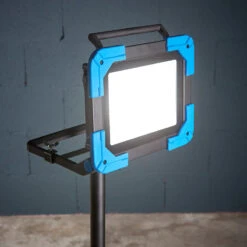 Projecteur De Chantier LED Batterie Rechargeable Extra Plat 30W IP54 NALTO -Outil Atelier Magasin product 243